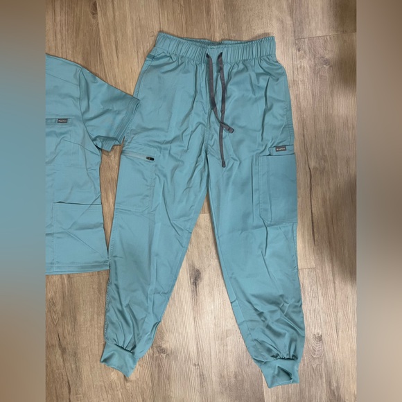 Scrub Set - Picture 4 of 6